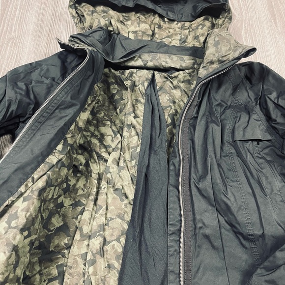 Lululemon RARE Fo Drizzle rain jacket 10 - Picture 2 of 4